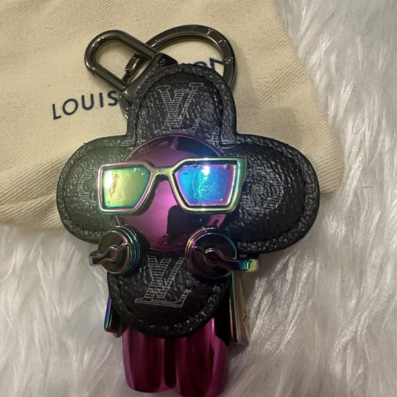 Louis V Multicolor Keychain - Picture 4 of 8